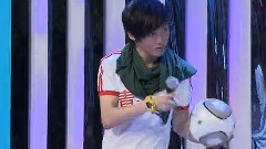 李炜 - 即兴足球表演