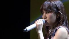 前田敦子 - 頬杖とカフェ・マキアート