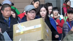 林秀香 - 感激时代剧组 上海浦东机场入境