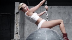 Miley Cyrus - Wrecking Ball