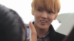 EXO - Kris拥抱妈妈