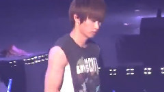 Super Junior,银赫(SuperJunior) - Hyuk Playing With A Model Car
