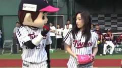 少女时代 - TaeYeon Throws First Pitch
