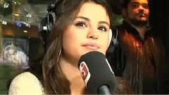 Selena Gomez - La Cohue Pour Selena Gomez Devant NRJ