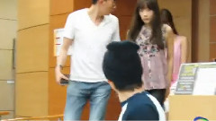 Tiffany(少女时代),泰妍(少女时代),银赫(SuperJunior) - 银赫离开圭贤音乐剧场馆 With 泰妍&Tiffany