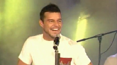 Ricky Martin - Drop It On Me