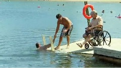 音乐短片,搞笑音乐 - Disabled Man Falls In Water Prank