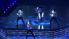 EXO - 超人气韩团EXO来台开唱嗨翻小巨蛋 一袭金色外套帅气登场