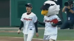 EXO - 棒球比赛试球