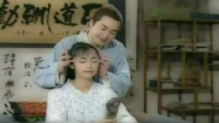 自然卷 - 坐在巷子口的那对男女