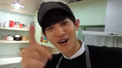 EXO - SBS 18秒官方FB 更新 灿烈制作草莓奶昔