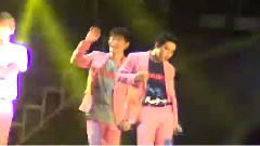 EXO - Love Me Right Lotte Lovely Young Concert Fancam