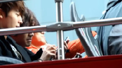 郑允浩 - in NY 观光大巴上-允浩听到下面fan喊東方神起兴奋的挥小拳头
