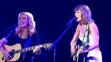 泰勒·斯威夫特,丽莎·库卓 - Smelly Cat 1989世界巡演现场版 2015