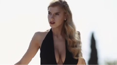 音乐短片 - Charlotte McKinney Deslumbra En Bikini