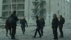 影视原声 - 电影<饥饿游戏3:嘲笑鸟> 精彩片段之Airstrike