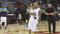 Chris Brown - 克里斯布朗带他的女儿打篮球