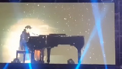 EXO - 灿烈INS更新视频一则:彩排的时候我喜欢的花粉也这样这样乱遭地掉下来了!!