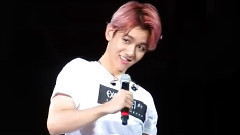 EXO - 两眼相对 笑趴的两人