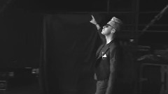Robbie Williams - Let Me Entertain You