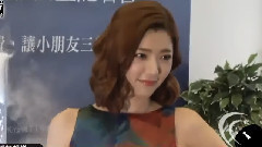 郭雪芙 - 郭雪芙为弱势儿童募款 不惧辛苦水中拍照片