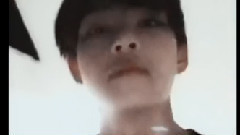 V(防弹少年团) - 金泰亨自拍更新:下雨惹 小心感冒啊 我到家嘞