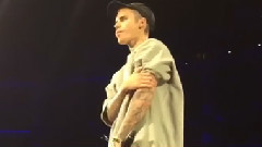 Justin Bieber - 临时中断演出为巴黎袭击事件牺牲者和幸存者祈祷