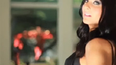 音乐短片 - Babe Posing In Tight Black Jeans And Vest