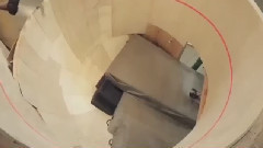 音乐短片 - Трюки от Тони Хоука Скейтбордист прокатился по вертикальной спирали