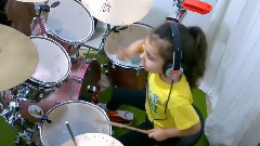 音乐短片 - Девочка шикарно играет на ударных песню System Of A Down