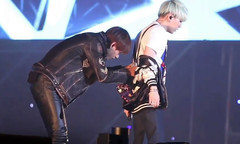 V(防弹少年团),SUGA(防弹少年团),防弹少年团 - Super Seoul演唱会 金泰亨帮SUGA整理背带