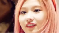 TWICE - Twice Sana大田签售会上偷吃糖的可爱画面