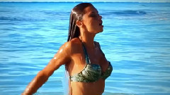 音乐短片 - Adriana Lima Channels A Classic Bombshell Moment