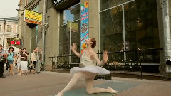 舞蹈视频 - Incendiary action ballerina on Arbat