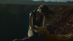 音乐短片 - Alles Davies When The Dark Comes