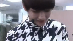 防弹少年团 - BANGTAN BOMB Grasping power fight with V