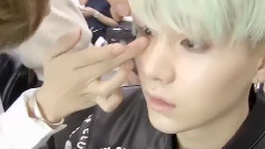 JIN(防弹少年团),SUGA(防弹少年团),防弹少年团 - BANGTAN BOMB:JIN给SUGA戴美瞳