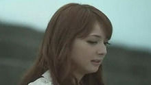  - 坐在巷口的那对男女