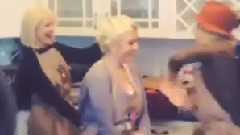 音乐短片 - Singing In The Kitchen