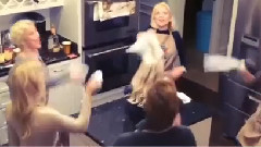 音乐短片 - Dancing At The Kitchen