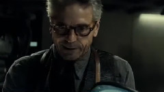 影视原声 - <蝙超>曝新电视宣传片 蝙蝠侠飞踹超人 英雄对抗升级