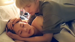 MONSTA X,玟赫(MONSTA X),周宪(MONSTA X) - OfficialMonstaX更新:李玟赫叫醒裸上身睡觉的李周宪起床