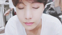 J-HOPE(防弹少年团),防弹少年团 - 官网更新:佩戴隐形眼镜的郑号锡