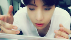 J-HOPE(防弹少年团),防弹少年团 - 官网更新;佩戴隐形眼镜的郑号锡
