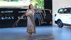 舞蹈视频 - 一根羽毛的重量车展上平衡大师的逆天表演