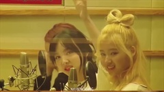 Sana(Twice),娜琏(Twice) - Sana和娜琏两只玩得好开心