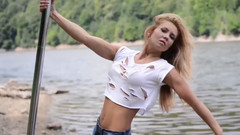 音乐短片 - A Little Bit Of Nature In Pole Dance