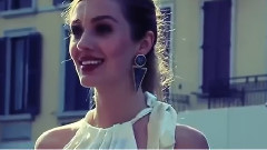 音乐短片 - The European and American sweetheart on street photo shoot