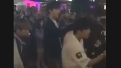 防弹少年团 - 在韩国弘大街头表演跳防弹少年团 Fire 附带应援