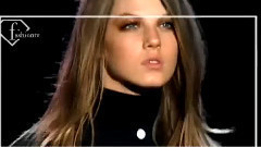 Fashion Show - Angela Lindvall 1999